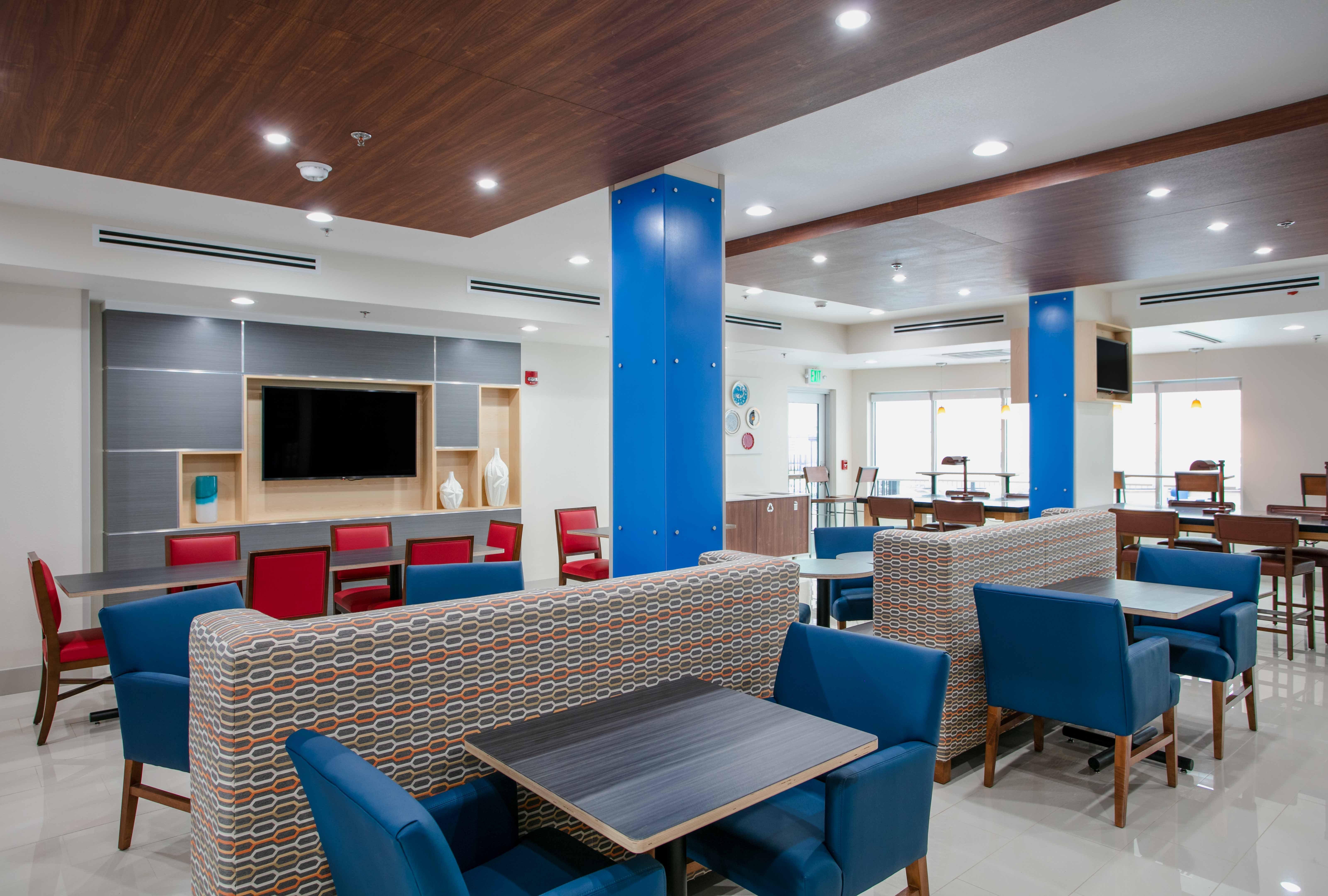 Holiday Inn Express & Suites Oakhurst-Yosemite Park Area By Ihg Exterior foto
